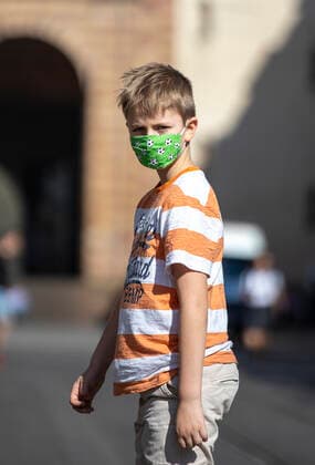 Wuerzburg, City, 21 04 2020, Coronavirus Mandatory masks in Bavaria from 27 4 2020 Picture When shopping and on public transport, people in Bavaria should preferably wear a mouth and nose cover from now on, from 27 4 2020 it is mandatory Also for children from 7 years of age mandatory masks Copyright: HMBxMedia xHeikoxBecker