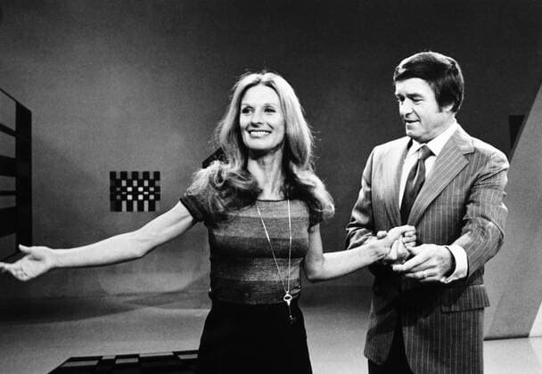 THE MIKE DOUGLAS SHOW, from left: Cloris Leachman, Mike Douglas, 1973 episode, 1961-1982 For usage credit please use; !ACHTUNG AUFNAHMEDATUM GESCHÃ„TZT! PUBLICATIONXNOTxINxCANxCHNxFRAxITAxJPNxNORxPOLxRUSxESPxUKxUSA Copyright: xCourtesyxEverettxCollectionx TBDMIDO EC168