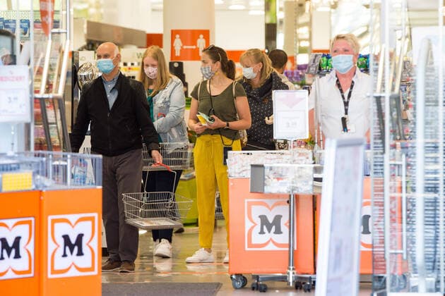 21 04 2020, xtgx, Mask duty in Wolfsburg, customers and employees of a drugstore in Wolfsburg city centre wear masks the city of Wolfsburg has introduced a mask duty in local traffic, in public buildings and shops as of this week Every passenger or visitor must cover his or her mouth and nose with a mask There every passenger or visitor must cover his or her mouth and nose with a mask Symbol photo, symbol image, protective ma