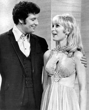 THIS IS TOM JONES, Tom Jones, Barbara Eden, (1969), 1969-71 Courtesy Everett Collection !ACHTUNG AUFNAHMEDATUM GESCHÃ„TZT! PUBLICATIONXNOTxINxCANxCHNxFRAxITAxJPNxNORxPOLxRUSxESPxUKxUSA Copyright: xCourtesyxEverettxCollectionx TBDTHIS EC045