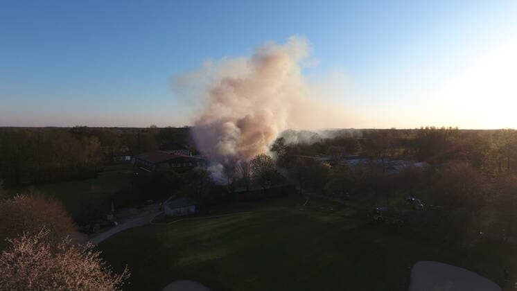 Großbrand auf Golfplatz in Prisdorf - Feuerwehr kann zwei große Reetdachhäuser retten! 21.04.20 - Prisdorf: Mehr als 100 Einsatzkräfte von fünf Freiwilligen Feuerwehren kämpfen aktuell gegen einen ausgedehnten Großbrand auf dem Gelände eines Golfplatzes in Prisdorf. Dort ist aus bislang noch ungeklärter Ursache ein kombiniertes Wohn- und Geschäftshaus in Brand geraten. Als die ersten Einsatzkräfte der Freiwilligen Feuerwehr Prisdorf wenige Minuten nach der um 18.41 Uhr erfolgten Alarmierung an der Einsatzstelle eintrafen, stand das Gebäude bereits in Vollbrand. Daher ließ der Einsatzleiter umgehend weitere Kräfte nachalarmieren. Die Brandbekämpfung erfolgt ausschließlich von außen über mehrere handgeführte Strahlrohre sowie über die Drehleiter der Freiwilligen Feuerwehr Pinneberg. Schwierigkeiten machte in der Anfa Copyright: xSebastianxPetersx