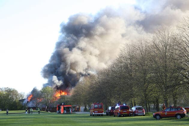 Großbrand auf Golfplatz in Prisdorf - Feuerwehr kann zwei große Reetdachhäuser retten! 21.04.20 - Prisdorf: Mehr als 100 Einsatzkräfte von fünf Freiwilligen Feuerwehren kämpfen aktuell gegen einen ausgedehnten Großbrand auf dem Gelände eines Golfplatzes in Prisdorf. Dort ist aus bislang noch ungeklärter Ursache ein kombiniertes Wohn- und Geschäftshaus in Brand geraten. Als die ersten Einsatzkräfte der Freiwilligen Feuerwehr Prisdorf wenige Minuten nach der um 18.41 Uhr erfolgten Alarmierung an der Einsatzstelle eintrafen, stand das Gebäude bereits in Vollbrand. Daher ließ der Einsatzleiter umgehend weitere Kräfte nachalarmieren. Die Brandbekämpfung erfolgt ausschließlich von außen über mehrere handgeführte Strahlrohre sowie über die Drehleiter der Freiwilligen Feuerwehr Pinneberg. Schwierigkeiten machte in der Anfa Copyright: xSebastianxPetersx