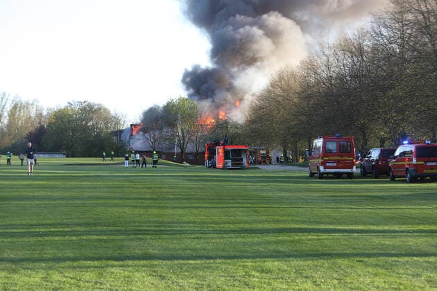 Großbrand auf Golfplatz in Prisdorf - Feuerwehr kann zwei große Reetdachhäuser retten! 21.04.20 - Prisdorf: Mehr als 100 Einsatzkräfte von fünf Freiwilligen Feuerwehren kämpfen aktuell gegen einen ausgedehnten Großbrand auf dem Gelände eines Golfplatzes in Prisdorf. Dort ist aus bislang noch ungeklärter Ursache ein kombiniertes Wohn- und Geschäftshaus in Brand geraten. Als die ersten Einsatzkräfte der Freiwilligen Feuerwehr Prisdorf wenige Minuten nach der um 18.41 Uhr erfolgten Alarmierung an der Einsatzstelle eintrafen, stand das Gebäude bereits in Vollbrand. Daher ließ der Einsatzleiter umgehend weitere Kräfte nachalarmieren. Die Brandbekämpfung erfolgt ausschließlich von außen über mehrere handgeführte Strahlrohre sowie über die Drehleiter der Freiwilligen Feuerwehr Pinneberg. Schwierigkeiten machte in der Anfa Copyright: xSebastianxPetersx