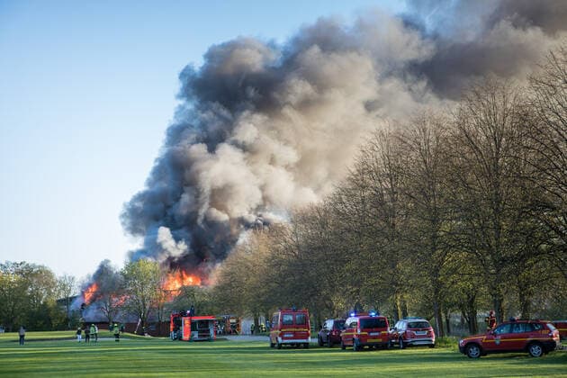 Großbrand auf Golfplatz in Prisdorf - Feuerwehr kann zwei große Reetdachhäuser retten! 21.04.20 - Prisdorf: Mehr als 100 Einsatzkräfte von fünf Freiwilligen Feuerwehren kämpfen aktuell gegen einen ausgedehnten Großbrand auf dem Gelände eines Golfplatzes in Prisdorf. Dort ist aus bislang noch ungeklärter Ursache ein kombiniertes Wohn- und Geschäftshaus in Brand geraten. Als die ersten Einsatzkräfte der Freiwilligen Feuerwehr Prisdorf wenige Minuten nach der um 18.41 Uhr erfolgten Alarmierung an der Einsatzstelle eintrafen, stand das Gebäude bereits in Vollbrand. Daher ließ der Einsatzleiter umgehend weitere Kräfte nachalarmieren. Die Brandbekämpfung erfolgt ausschließlich von außen über mehrere handgeführte Strahlrohre sowie über die Drehleiter der Freiwilligen Feuerwehr Pinneberg. Schwierigkeiten machte in der Anfa Copyright: xSebastianxPetersx