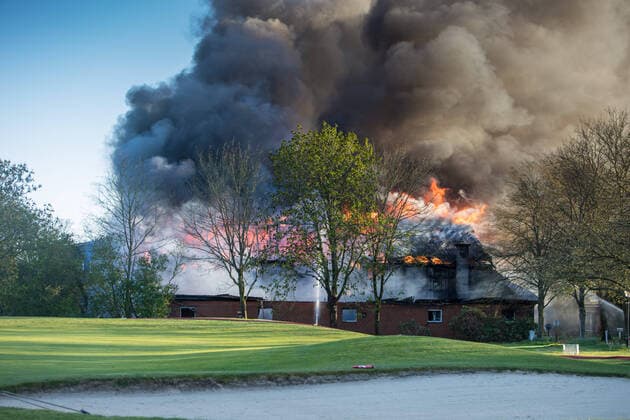Großbrand auf Golfplatz in Prisdorf - Feuerwehr kann zwei große Reetdachhäuser retten! 21.04.20 - Prisdorf: Mehr als 100 Einsatzkräfte von fünf Freiwilligen Feuerwehren kämpfen aktuell gegen einen ausgedehnten Großbrand auf dem Gelände eines Golfplatzes in Prisdorf. Dort ist aus bislang noch ungeklärter Ursache ein kombiniertes Wohn- und Geschäftshaus in Brand geraten. Als die ersten Einsatzkräfte der Freiwilligen Feuerwehr Prisdorf wenige Minuten nach der um 18.41 Uhr erfolgten Alarmierung an der Einsatzstelle eintrafen, stand das Gebäude bereits in Vollbrand. Daher ließ der Einsatzleiter umgehend weitere Kräfte nachalarmieren. Die Brandbekämpfung erfolgt ausschließlich von außen über mehrere handgeführte Strahlrohre sowie über die Drehleiter der Freiwilligen Feuerwehr Pinneberg. Schwierigkeiten machte in der Anfa Copyright: xSebastianxPetersx