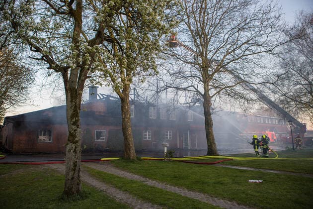 Großbrand auf Golfplatz in Prisdorf - Feuerwehr kann zwei große Reetdachhäuser retten! 21.04.20 - Prisdorf: Mehr als 100 Einsatzkräfte von fünf Freiwilligen Feuerwehren kämpfen aktuell gegen einen ausgedehnten Großbrand auf dem Gelände eines Golfplatzes in Prisdorf. Dort ist aus bislang noch ungeklärter Ursache ein kombiniertes Wohn- und Geschäftshaus in Brand geraten. Als die ersten Einsatzkräfte der Freiwilligen Feuerwehr Prisdorf wenige Minuten nach der um 18.41 Uhr erfolgten Alarmierung an der Einsatzstelle eintrafen, stand das Gebäude bereits in Vollbrand. Daher ließ der Einsatzleiter umgehend weitere Kräfte nachalarmieren. Die Brandbekämpfung erfolgt ausschließlich von außen über mehrere handgeführte Strahlrohre sowie über die Drehleiter der Freiwilligen Feuerwehr Pinneberg. Schwierigkeiten machte in der Anfa Copyright: xSebastianxPetersx
