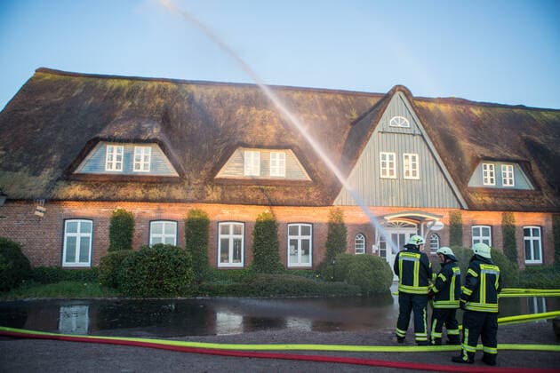 Großbrand auf Golfplatz in Prisdorf - Feuerwehr kann zwei große Reetdachhäuser retten! 21.04.20 - Prisdorf: Mehr als 100 Einsatzkräfte von fünf Freiwilligen Feuerwehren kämpfen aktuell gegen einen ausgedehnten Großbrand auf dem Gelände eines Golfplatzes in Prisdorf. Dort ist aus bislang noch ungeklärter Ursache ein kombiniertes Wohn- und Geschäftshaus in Brand geraten. Als die ersten Einsatzkräfte der Freiwilligen Feuerwehr Prisdorf wenige Minuten nach der um 18.41 Uhr erfolgten Alarmierung an der Einsatzstelle eintrafen, stand das Gebäude bereits in Vollbrand. Daher ließ der Einsatzleiter umgehend weitere Kräfte nachalarmieren. Die Brandbekämpfung erfolgt ausschließlich von außen über mehrere handgeführte Strahlrohre sowie über die Drehleiter der Freiwilligen Feuerwehr Pinneberg. Schwierigkeiten machte in der Anfa Copyright: xSebastianxPetersx