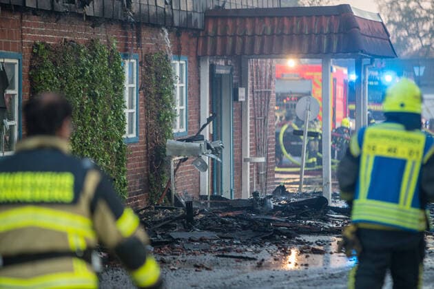 Großbrand auf Golfplatz in Prisdorf - Feuerwehr kann zwei große Reetdachhäuser retten! 21.04.20 - Prisdorf: Mehr als 100 Einsatzkräfte von fünf Freiwilligen Feuerwehren kämpfen aktuell gegen einen ausgedehnten Großbrand auf dem Gelände eines Golfplatzes in Prisdorf. Dort ist aus bislang noch ungeklärter Ursache ein kombiniertes Wohn- und Geschäftshaus in Brand geraten. Als die ersten Einsatzkräfte der Freiwilligen Feuerwehr Prisdorf wenige Minuten nach der um 18.41 Uhr erfolgten Alarmierung an der Einsatzstelle eintrafen, stand das Gebäude bereits in Vollbrand. Daher ließ der Einsatzleiter umgehend weitere Kräfte nachalarmieren. Die Brandbekämpfung erfolgt ausschließlich von außen über mehrere handgeführte Strahlrohre sowie über die Drehleiter der Freiwilligen Feuerwehr Pinneberg. Schwierigkeiten machte in der Anfa Copyright: xSebastianxPetersx