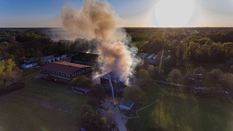 News Bilder des Tages Großbrand auf Golfplatz in Prisdorf - Feuerwehr kann zwei große Reetdachhäuser retten! 21.04.20 - Prisdorf: Mehr als 100 Einsatzkräfte von fünf Freiwilligen Feuerwehren kämpfen aktuell gegen einen ausgedehnten Großbrand auf dem Gelände eines Golfplatzes in Prisdorf. Dort ist aus bislang noch ungeklärter Ursache ein kombiniertes Wohn- und Geschäftshaus in Brand geraten. Als die ersten Einsatzkräfte der Freiwilligen Feuerwehr Prisdorf wenige Minuten nach der um 18.41 Uhr erfolgten Alarmierung an der Einsatzstelle eintrafen, stand das Gebäude bereits in Vollbrand. Daher ließ der Einsatzleiter umgehend weitere Kräfte nachalarmieren. Die Brandbekämpfung erfolgt ausschließlich von außen über mehrere handgeführte Strahlrohre sowie über die Drehleiter der Freiwilligen Feuerwehr Pinneberg. Schwierigkeiten machte in der Anfa Copyright: xSebastianxPetersx