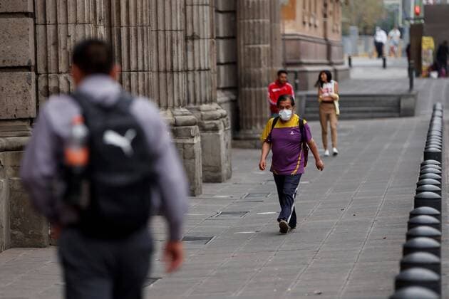 Citizens are seen in the streets in Mexico City, Mexico, 21 April 2020. Government of Mexico officially declared this Tuesday the start of the massive phase of COVID-19 infections, when it touched 9,000 patients and exceeded 700 deaths, so it will formalize the extension of social distancing until May 30 without applying further measures. EFE Jose Mendez Mexico extends measures until May 30 when entering massive contagion phase !ACHTUNG: NUR REDAKTIONELLE NUTZUNG!  Copyright: xJosexMendezx AME4594 20200422-637231297762576178