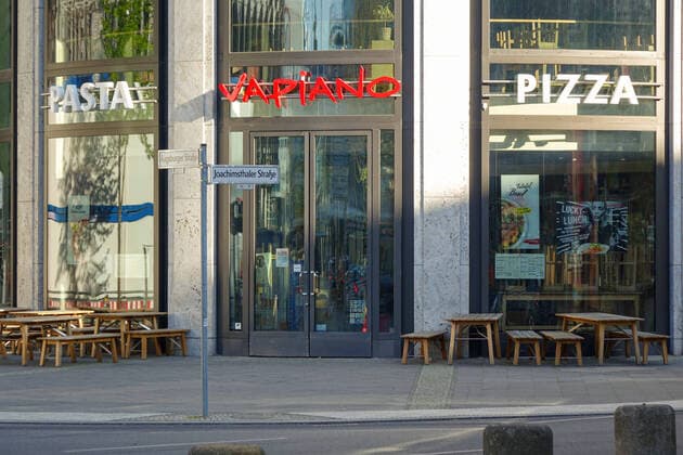 21.04.2020,Berlin,Deutschland,GER, die Stadt in Zeiten der Corona Pandemie. Vapiano. *** 21 04 2020,Berlin,Germany,GER, the city in times of the corona pandemic Vapiano