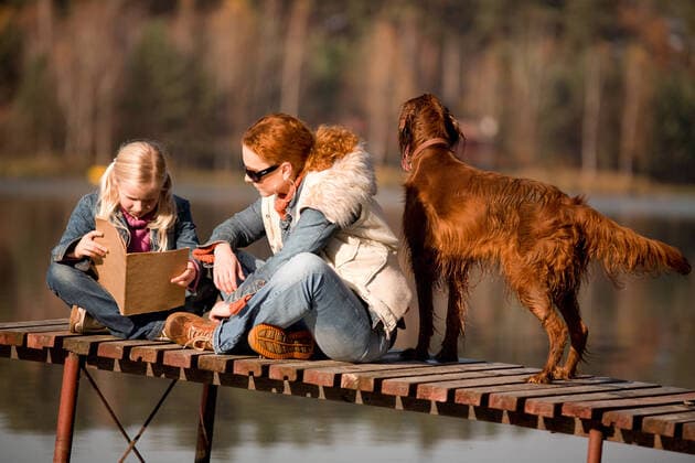 IMAGO Creative, Jahreszeit Herbst, Ferien IMAGO CREATIVE: Jahreszeit Herbst, Herbstanfang IMAGO CREATIVE: Jahreszeit Herbst, Herbstanfang autumn A girl reading a book with her mom at the lake in the forest, is a warm, sunny autumn day.  Copyright: xSchonbornx 660427
