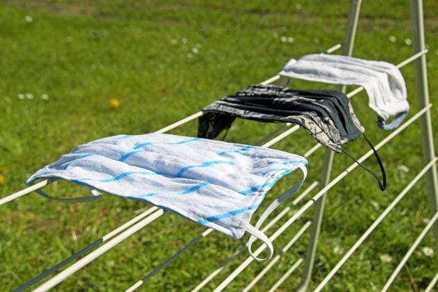 As the last federal state to do so, Bremen now also wants to introduce compulsory masks to protect against the corona virus They are valid when shopping and on public transport Here, a Bremen household dries its freshly washed masks on a laundry rack Some of them are self-made, some purchased