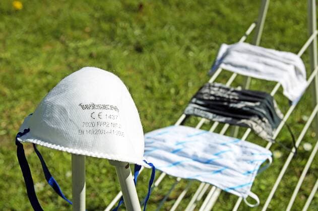 As the last federal state to do so, Bremen now also wants to introduce compulsory masks to protect against the corona virus They are valid when shopping and on public transport Here, a Bremen household dries its freshly washed masks on a laundry rack Some of them are self-made, some purchased