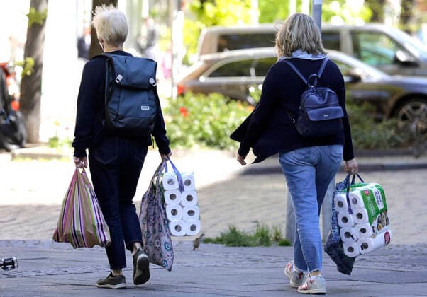 Zwei Frauen waren in der Fussgaengerzone Wilmersdorfer Strasse einkaufen. Ab heute koennen Geschaefte mit bis zu 800 Quadratmeter Verkaufsflaeche, waehrend der Corona-Krise, wieder oeffnen, DEU, Berlin, 22.04.2020