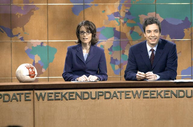 SATURDAY NIGHT LIVE, ( Weekend Update , Season 26), Wilson the Volleyball (from CAST AWAY), Tina Fey, Jimmy Fallon, 1975-, NBC Courtesy: Everett Collection NBC Courtesy Everett Collection !ACHTUNG AUFNAHMEDATUM GESCHÃ„TZT! PUBLICATIONXNOTxINxCANxCHNxFRAxITAxJPNxNORxPOLxRUSxESPxUKxUSA Copyright: xNBC CourtesyxEverettxCollectionx TCDSANI NB017