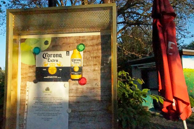 A garden restaurant in Bremen, which had to close due to the Corona crisis, has displayed advertising for Corona beer in its showcase