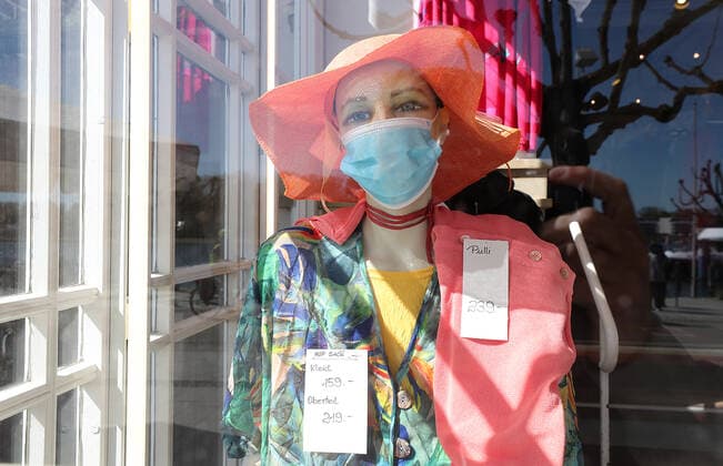 Mannequin with mask, from 29 April onwards, the obligation to wear a mouth nose cover also applies in Schleswig Holstein, mask obligation Travemuende