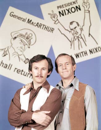 Dick Smothers, Tom Smothers, (ca. early 1970s) Courtesy Everett Collection !ACHTUNG AUFNAHMEDATUM GESCHÃ„TZT! PUBLICATIONXNOTxINxCANxCHNxFRAxITAxJPNxNORxPOLxRUSxESPxUKxUSA Copyright: xCourtesyxEverettxCollectionx P4DSMBR EC001