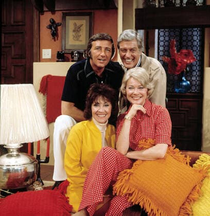 NEW DICK VAN DYKE SHOW, Richard Dawson, Dick Van Dyke, Hope Lange, Chita Rivera, (1973-74), 1971-74 Courtesy Everett Collection !ACHTUNG AUFNAHMEDATUM GESCHÃ„TZT! PUBLICATIONXNOTxINxCANxCHNxFRAxITAxJPNxNORxPOLxRUSxESPxUKxUSA Copyright: xCourtesyxEverettxCollectionx T2DNEDI EC001