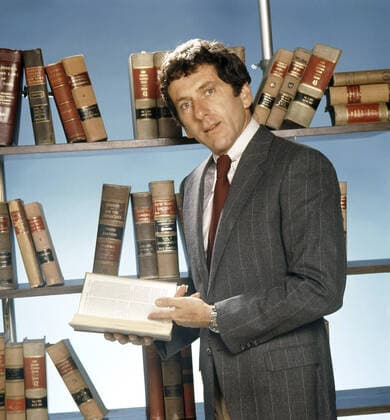 PETROCELLI, Barry Newman, 1974-76. Courtesy Everett Collection !ACHTUNG AUFNAHMEDATUM GESCHÃ„TZT! PUBLICATIONXNOTxINxCANxCHNxFRAxITAxJPNxNORxPOLxRUSxESPxUKxUSA Copyright: xCourtesyxEverettxCollectionx T4DPETR EC005