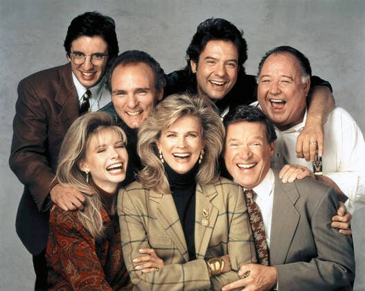 MURPHY BROWN, (from left): Grant Shaud, Faith Ford, Joe Regalbuto, Candice Bergen, Robert Pastorelli, Charles Kimbrough, Al Corley, 1988-98. Warner Bros. Courtesy: Everett Collection Warner Bros Courtesy Everett Collection !ACHTUNG AUFNAHMEDATUM GESCHÃ„TZT! PUBLICATIONXNOTxINxCANxCHNxFRAxITAxJPNxNORxPOLxRUSxESPxUKxUSA Copyright: xWarnerxBros CourtesyxEverettxCollectionx T8DMUBR EC001