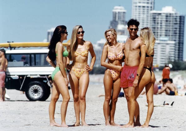 PARADISE BEACH, 1993-94. New World Television Courtesy: Everett Collection New World Pictures Courtesy Everett Collection !ACHTUNG AUFNAHMEDATUM GESCHÃ„TZT! PUBLICATIONXNOTxINxCANxCHNxFRAxITAxJPNxNORxPOLxRUSxESPxUKxUSA Copyright: xNewxWorldxPictures CourtesyxEverettxCollectionx T8DPABE EC001