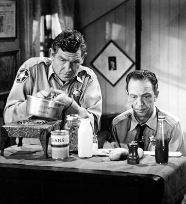 ANDY GRIFFITH SHOW, Andy Griffith, Don Knotts, 1960-1968 Courtesy Everett Collection !ACHTUNG AUFNAHMEDATUM GESCHÃ„TZT! PUBLICATIONXNOTxINxCANxCHNxFRAxITAxJPNxNORxPOLxRUSxESPxUKxUSA Copyright: xCourtesyxEverettxCollectionx TBDANGR EC003