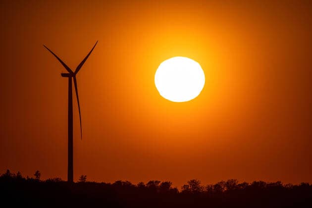 Sonnenuntergang neben Windrad 22.04.2020, Weilrod (Hessen): Die Sonne geht neben einem Windrad unter., Weilrod Deutschland *** Sunset next to a wind turbine 22 04 2020, Weilrod Hessen The sun sets next to a wind turbine, Weilrod Germany