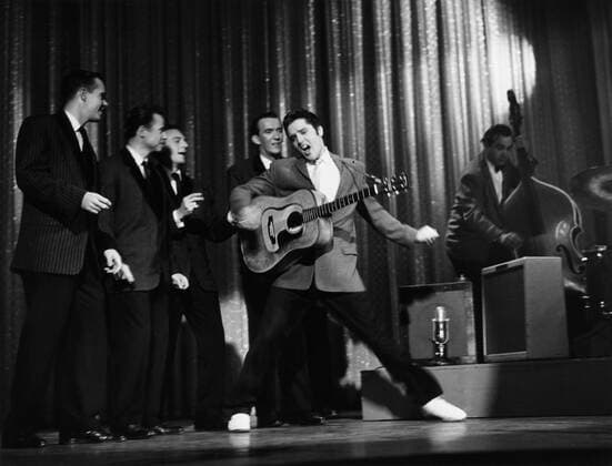 THE ED SULLIVAN SHOW, Elvis Presley, backed by the Jordanaires, aired October 28, 1956 Courtesy Everett Collection !ACHTUNG AUFNAHMEDATUM GESCHÃ„TZT! PUBLICATIONXNOTxINxCANxCHNxFRAxITAxJPNxNORxPOLxRUSxESPxUKxUSA Copyright: xCourtesyxEverettxCollectionx TBDEDSU EC109