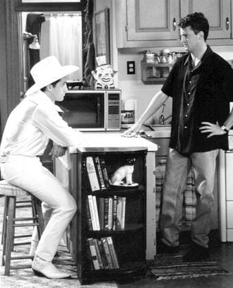 FRIENDS, (from left): Matt LeBlanc, Matthew Perry, The One With The Breast Milk , (Season 2, aired Sept. 28, 1995), 1994-2004. Warner Bros. Courtesy: Everett Collection Warner Bros Courtesy Everett Collection !ACHTUNG AUFNAHMEDATUM GESCHÃ„TZT! PUBLICATIONXNOTxINxCANxCHNxFRAxITAxJPNxNORxPOLxRUSxESPxUKxUSA Copyright: xWarnerxBros CourtesyxEverettxCollectionx TBDFRIE EC021