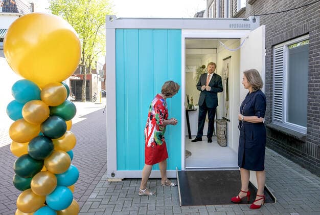 23 04 2020 Hoorn King Willem Alexander with Jolanda Buwalda visited the residential care location Lindendael in Hoorn, part of the Omring care organization in Hoorn The king visited the communication unit that the organization has deployed to ensure that residents can keep in touch with their families in a safe way PPE pool Nieboer v