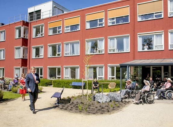 23 04 2020 Hoorn King Willem Alexander visited the care location lindendael in Hoorn c PPE Pool Nieboer v