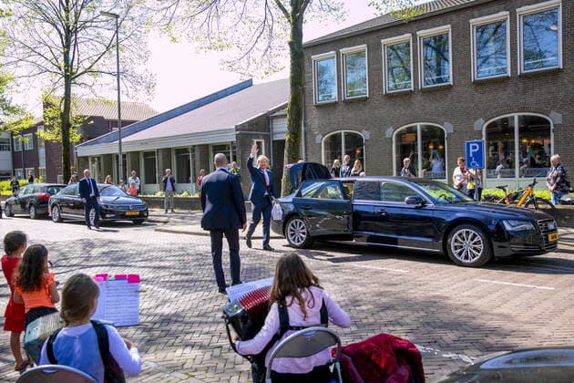 23 04 2020 Hoorn King Willem Alexander visited the residential care location Lindendael in Hoorn, part of the Omring care organization, in Hoorn The king visited the communication unit that the organization has deployed to ensure that residents can keep in touch with their families in a safe way PPE pool Nieboer