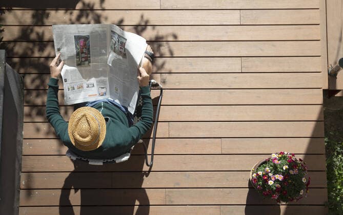 Topic Man with the daily newspaper on his terrace Bonn Germany Copyright: xUtexGrabowsky photothek.netx