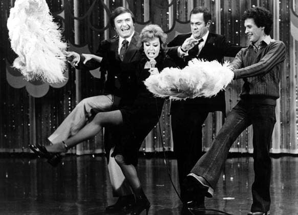 MIKE DOUGLAS SHOW, Mike Douglas, Rita Moreno, Tony Curtis, Billy Crystal, 1961-1982, 1978 episode Courtesy Everett Collection !ACHTUNG AUFNAHMEDATUM GESCHÃ„TZT! PUBLICATIONXNOTxINxCANxCHNxFRAxITAxJPNxNORxPOLxRUSxESPxUKxUSA Copyright: xCourtesyxEverettxCollectionx TBDMIDO EC006