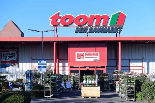 toom Baumarkt am 23 04 2020 in Duisburg Toom Baumarkt is a German company based in Cologne It operates DIY stores and garden centres at around 330 locations throughout Germany under the toom, B1 Discount DIY store and Klee Toom Baumarkt brands and is a subsidiary of REWE Group xRx