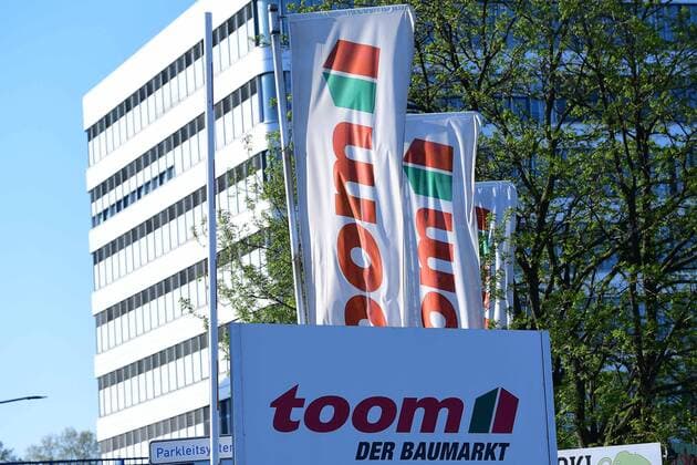 toom Baumarkt am 23 04 2020 in Duisburg Toom Baumarkt is a German company based in Cologne It operates DIY stores and garden centres at around 330 locations throughout Germany under the toom, B1 Discount DIY store and Klee Toom Baumarkt brands and is a subsidiary of REWE Group xRx