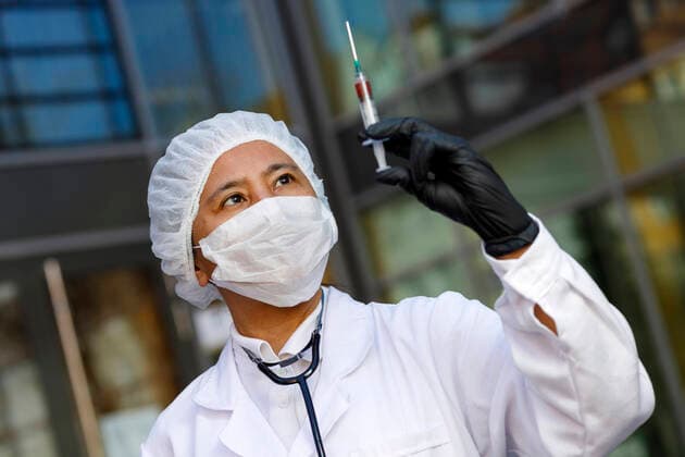 A virologist poses with a syringe for vaccination against the corona virus Symbol photo with model Nuremberg, 23 04 2020 Foto:xC.xHardtx xFuturexImage
