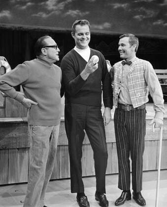 THE TONIGHT SHOW STARRING JOHNNY CARSON, Jack Benny, Don Drysdale, Johnny Carson (1968), 1962-92 Courtesy Everett Collection !ACHTUNG AUFNAHMEDATUM GESCHÃ„TZT! PUBLICATIONXNOTxINxCANxCHNxFRAxITAxJPNxNORxPOLxRUSxESPxUKxUSA Copyright: xCourtesyxEverettxCollectionx TBDTOSH EC109