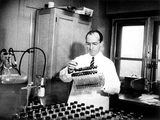 THE TWENTIETH CENTURY, Dr. Jonas Salk, Victory Over Polio, (season 1, episode 22, April 6, 1958), 1957-1970 Courtesy Everett Collection !ACHTUNG AUFNAHMEDATUM GESCHÃ„TZT! PUBLICATIONXNOTxINxCANxCHNxFRAxITAxJPNxNORxPOLxRUSxESPxUKxUSA Copyright: xCourtesyxEverettxCollectionx TBDTWCE EC017