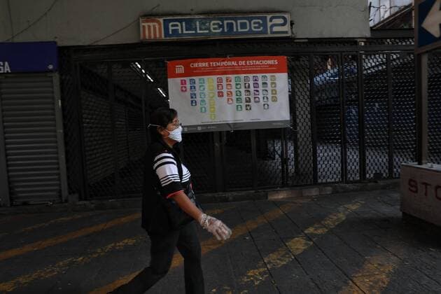 A person pass next to a Metro Collective Transport System (STC) station, temporarily closed as part of the measures implemented by the capital Government to control the spread of coronavirus, in Mexico City, Mexico, 23 April 2020. 20% of stations of the Metro closed by COVID-19 in Mexico City !ACHTUNG: NUR REDAKTIONELLE NUTZUNG!  Copyright: xSashenkaxGutierrezx MEX132 20200423-637232630869454367