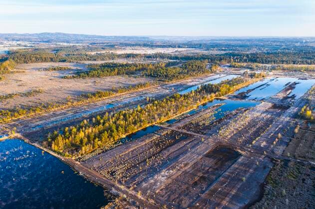 IMAGO Nature: Unsere Erde, Ressourcen, Torf  Vernässte Torf-Abbaufläche, Moorrenaturierung zwischen Raubling und Bad Feilnbach, Kollerfilze, Luftbild, Oberbayern, Bayern, Deutschland, Europa *** Wet peat extraction area, moor renaturation between Raubling and Bad Feilnbach, Kollerfilze, aerial photograph, Upper Bavaria, Bavaria, Germany, Europe Copyright: imageBROKER/MartinxSiepmann ibxman05656307.jpg
