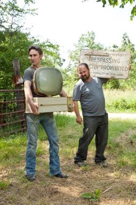 AMERICAN PICKERS, (from left): Mike Wolfe, Frank Fritz, (Season 2), 2010-. photo: Panagiotis Panatazidis History Channel Courtesy: Everett Collection A&E Courtesy Everett Collection !ACHTUNG AUFNAHMEDATUM GESCHÃ„TZT! PUBLICATIONXNOTxINxCANxCHNxFRAxITAxJPNxNORxPOLxRUSxESPxUKxUSA Copyright: xA&E CourtesyxEverettxCollectionx TCDAMPI EC001