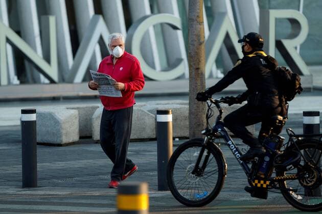 A man walks on a street of Mexico City, Mexico, 23 April 2020. Mexican health authorities said that the COVID-19 pandemic will cause between 6,000 and 8,000 deaths, as informed by the Prevention and Promotion of Health under-secretary Hugo Lopez-Gatell. This Tuesday the maximum contagion phase was declared (phase 3) and the social distancing measures were extended until May 30. Mexico estimates there will be up to 8000 deaths due to COVID-19 !ACHTUNG: NUR REDAKTIONELLE NUTZUNG!  Copyright: xJosexMendezx AME5151 20200423-637232683034601031