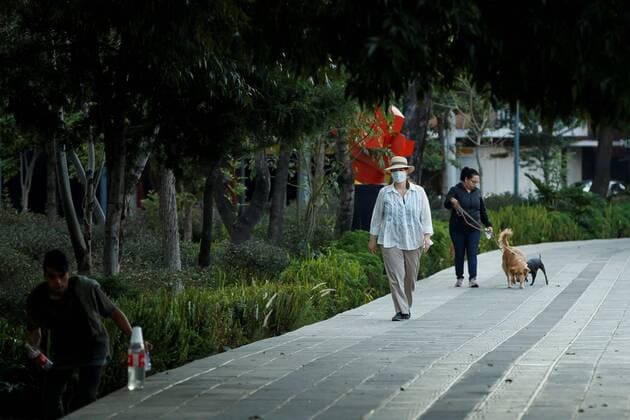 A woman walks on a street of Mexico City, Mexico, 23 April 2020. Mexican health authorities said that the COVID-19 pandemic will cause between 6,000 and 8,000 deaths, as informed by the Prevention and Promotion of Health under-secretary Hugo Lopez-Gatell. This Tuesday the maximum contagion phase was declared (phase 3) and the social distancing measures were extended until May 30. Mexico estimates there will be up to 8000 deaths due to COVID-19 !ACHTUNG: NUR REDAKTIONELLE NUTZUNG!  Copyright: xJosexMendezx AME5153 20200423-637232683069288512