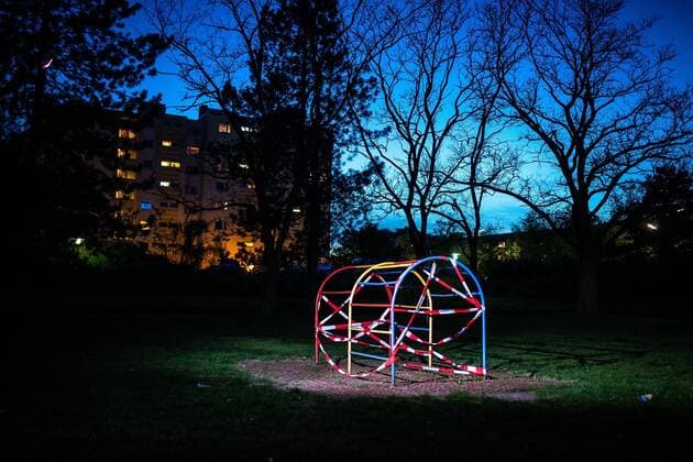 Bilder des Jahres 2020, News 04 April News Themen der Woche KW17 News Bilder des Tages Ein abgesperrtes Klettergerüst in einem Wohngebiet am 23. April 2020 im Bezirk Spandau in Berlin. abgesperrtes Klettergerüst *** A locked climbing scaffold in a residential area on 23 April 2020 in the district of Spandau in Berlin locked climbing scaffold