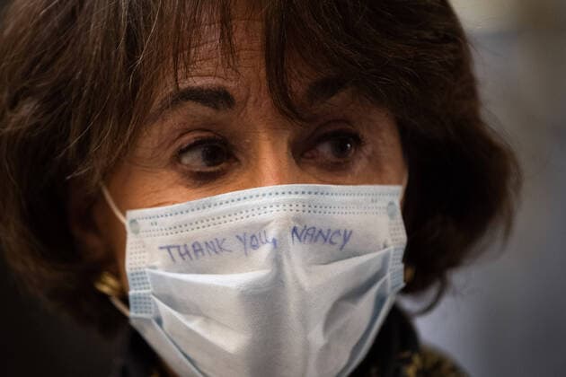 Coronavirus in den USA, Repräsentantenhaus verabschiedet weiteres Konjunkturpaket Rep. Anna Sshoo, D-CT, wears a mask with the words Thank You, Nancy on it as she talks to member of the media at the U.S. Capitol in Washington, D.C. on Thursday, April 23, 2020. The House is expected to vote and pass a $500 billion Coronavirus relief bill that includes additional money for the small-business loan program, as well as for hospitals and testing.  WAP20200423350 KEVINxDIETSCH