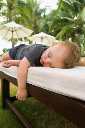 Little boy sleeping on son lounger, Koh Samui, Thailand model released Symbolfoto AUF00264
