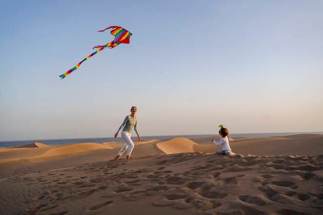 Mother and daughter flying kite in sand dunes, Gran Canaria, Spain model released Symbolfoto DIGF09594